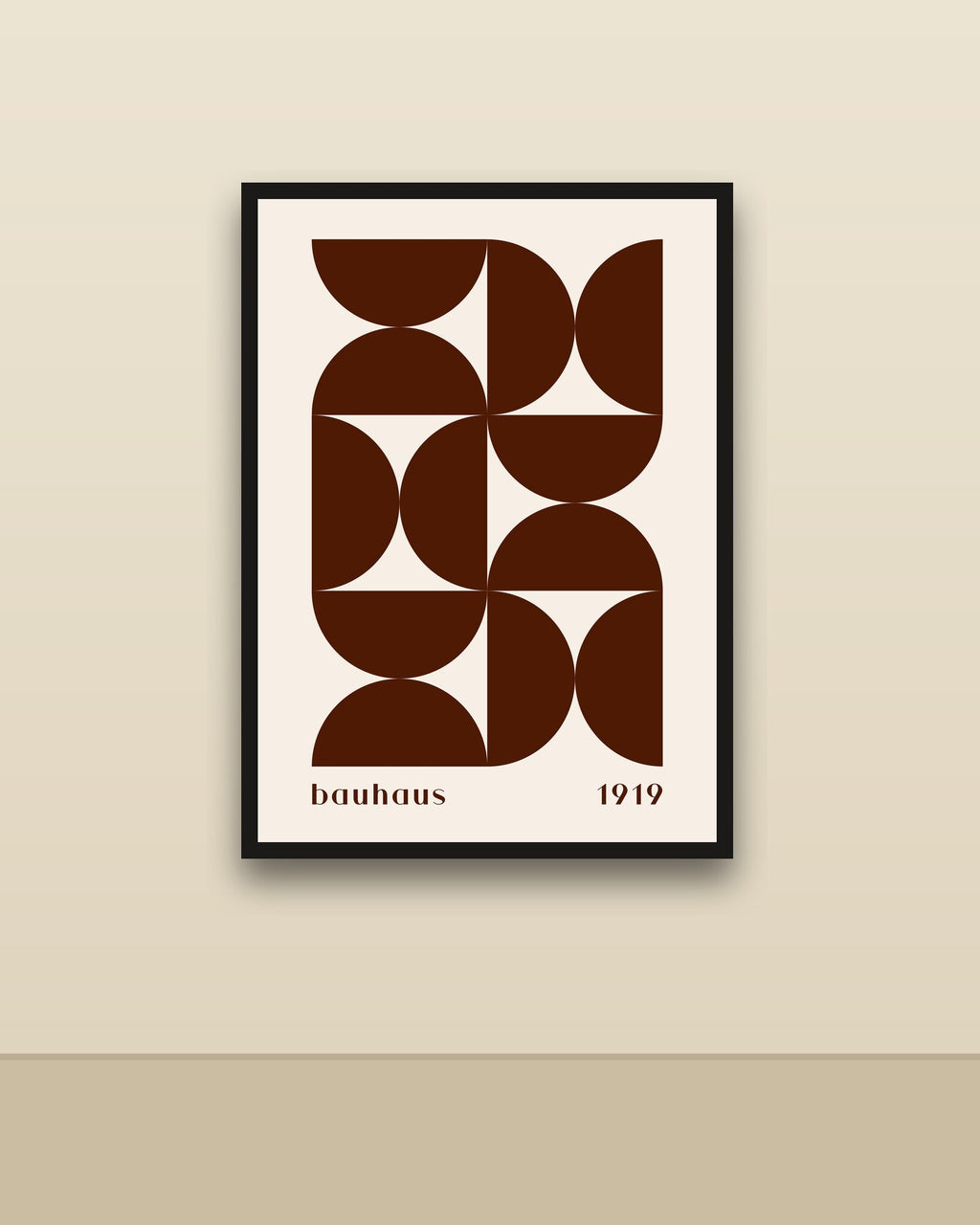 Bauhaus 4 en una pared clara con marco negro (imagen ilustrativa)