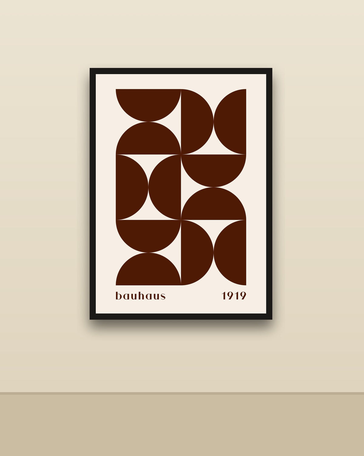 Bauhaus 4 en una pared clara con marco negro (imagen ilustrativa)
