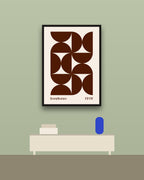 Bauhaus 4 en una pared verde con marco negro (imagen ilustrativa)