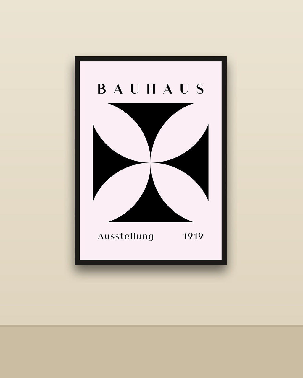 Bauhaus 5 en una pared clara con marco negro (imagen ilustrativa)