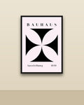 Bauhaus 5 en una pared clara con marco negro (imagen ilustrativa)
