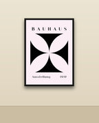 Bauhaus 5 en una pared clara con marco negro (imagen ilustrativa)