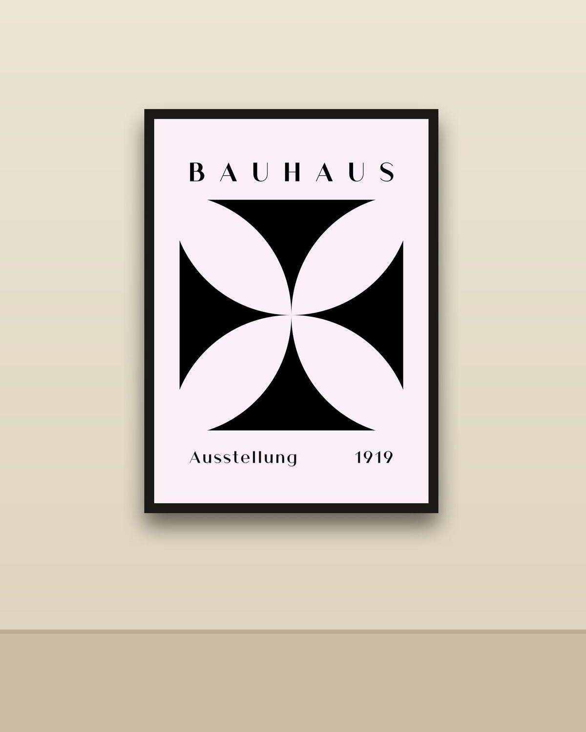 Bauhaus 5 en una pared clara con marco negro (imagen ilustrativa)