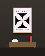 Bauhaus 5 en una pared oscura con marco de kiri claro (imagen ilustrativa)
