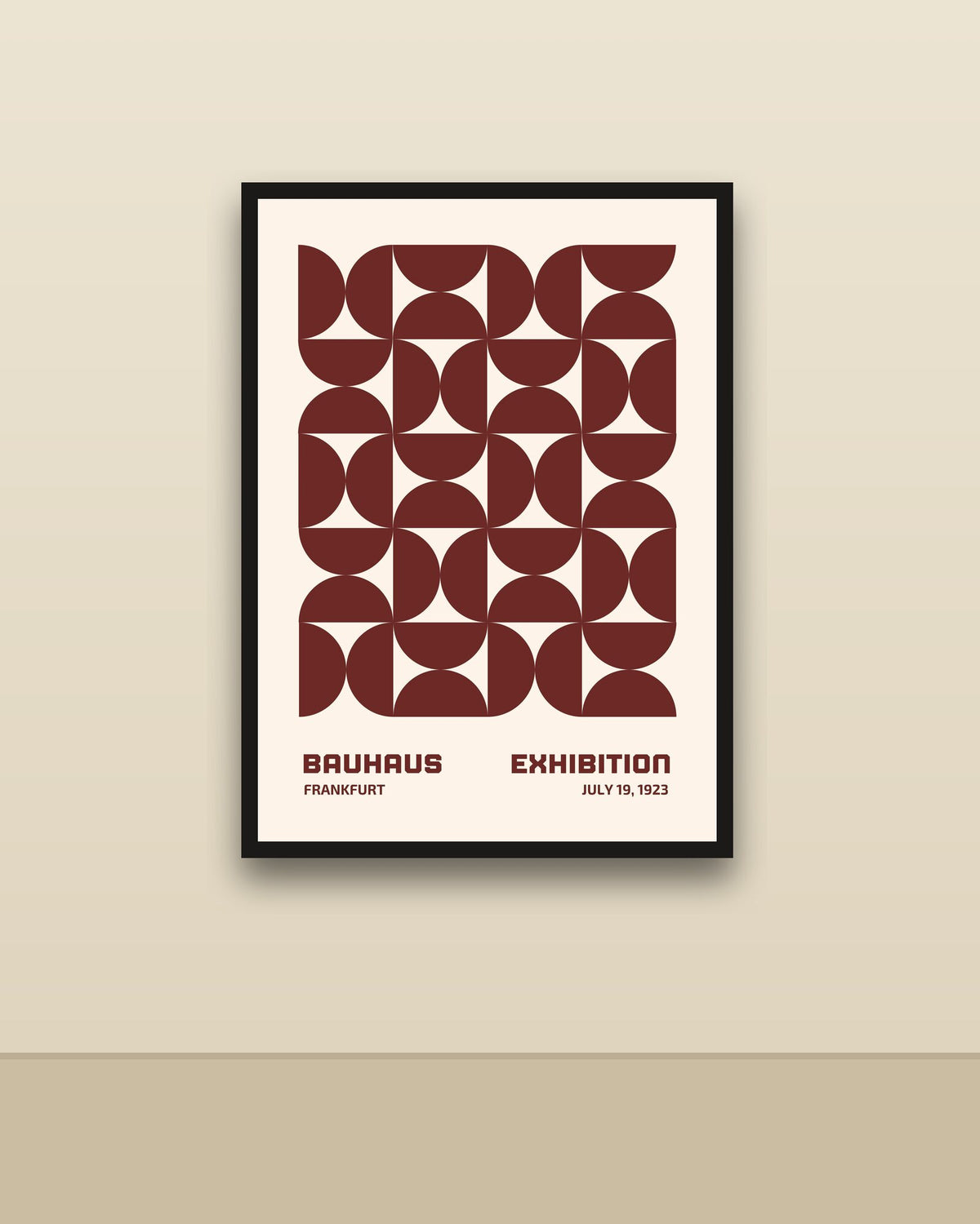 Bauhaus 7 en una pared clara con marco negro (imagen ilustrativa)