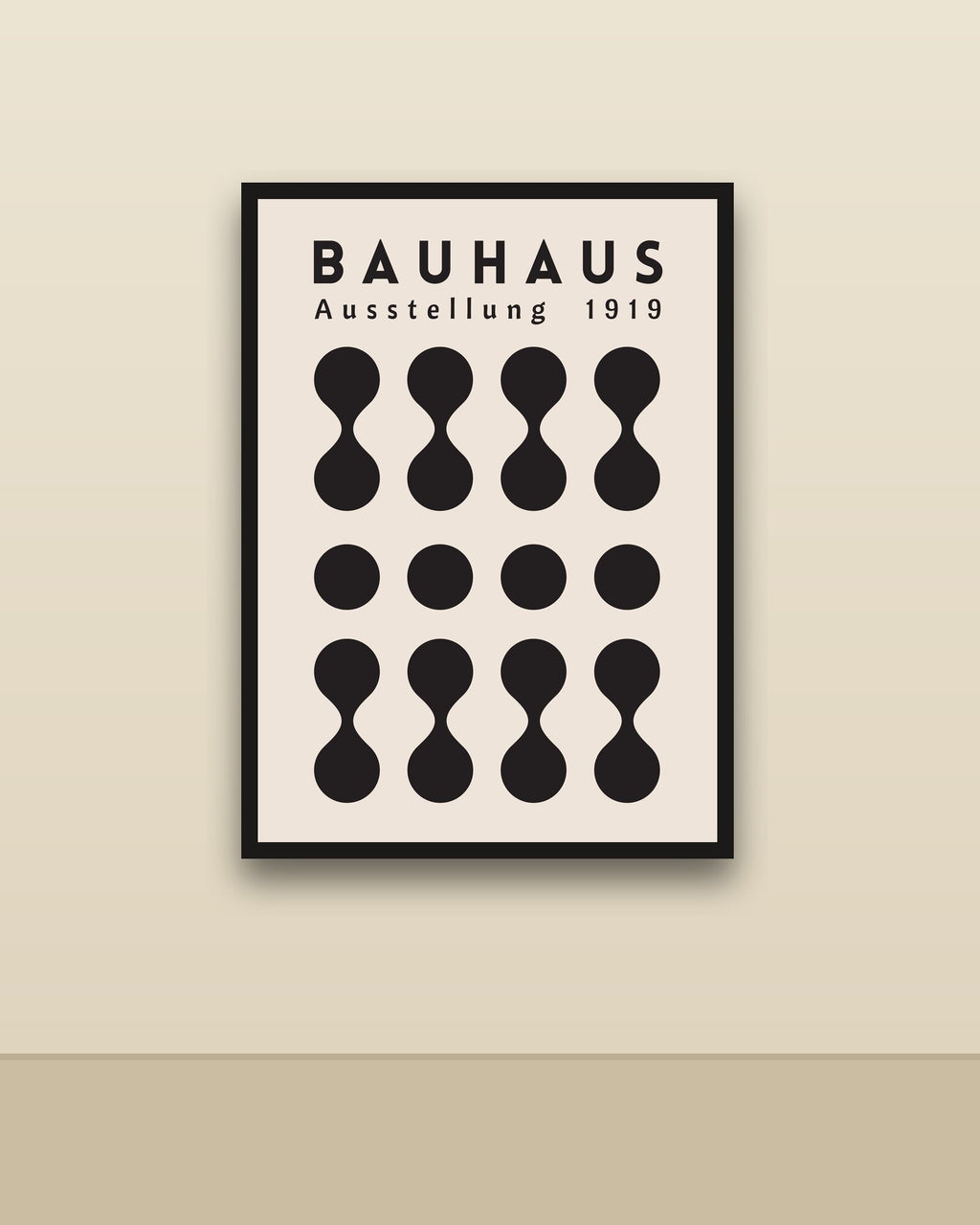 Bauhaus 8 en una pared clara con marco negro (imagen ilustrativa)