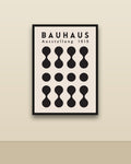 Bauhaus 8 en una pared clara con marco negro (imagen ilustrativa)