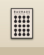 Bauhaus 8 en una pared clara con marco negro (imagen ilustrativa)