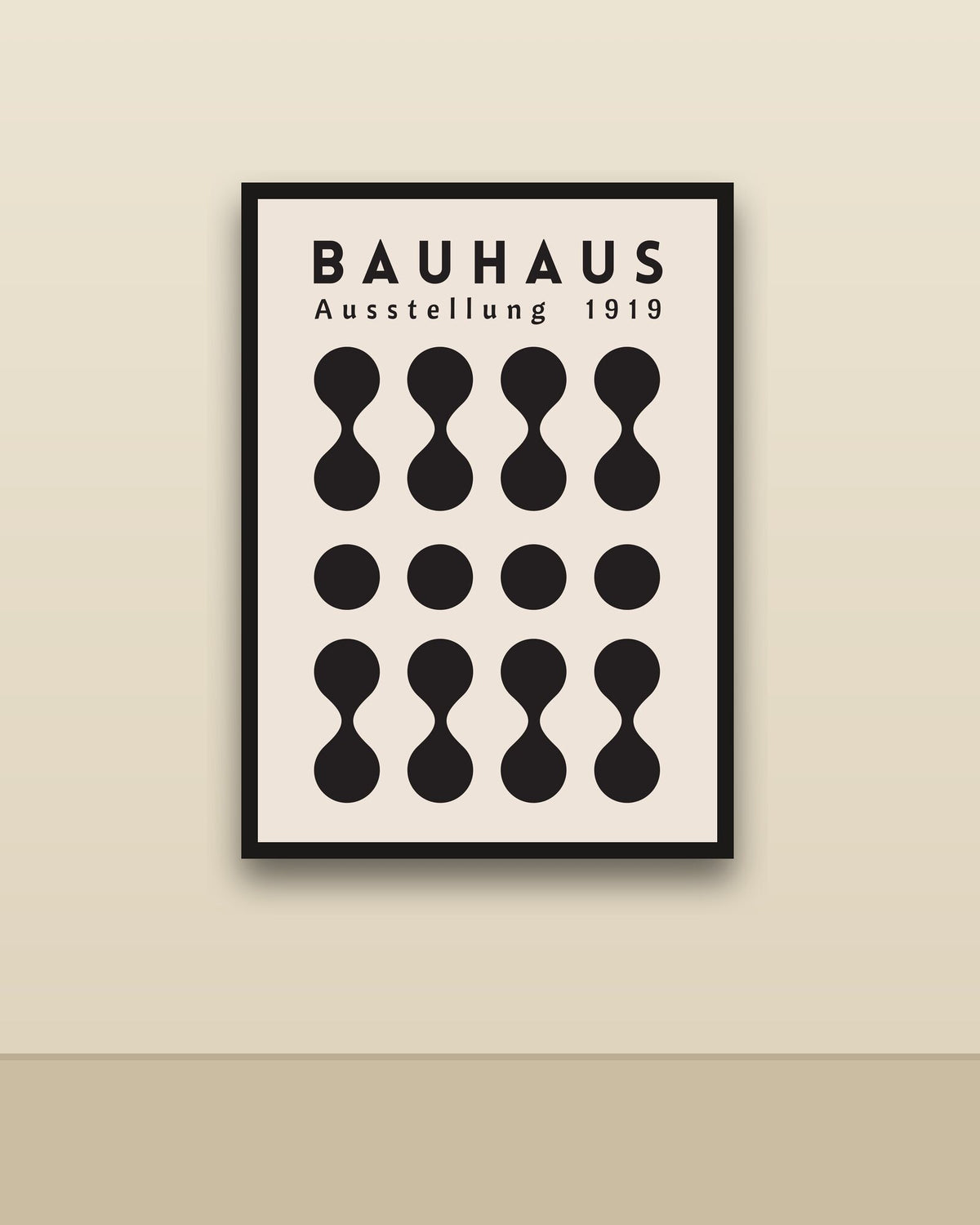 Bauhaus 8 en una pared clara con marco negro (imagen ilustrativa)