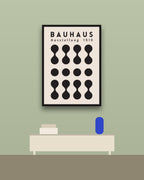 Bauhaus 8 en una pared verde con marco negro (imagen ilustrativa)
