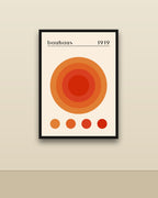 Bauhaus 9 en una pared clara con marco negro (imagen ilustrativa)