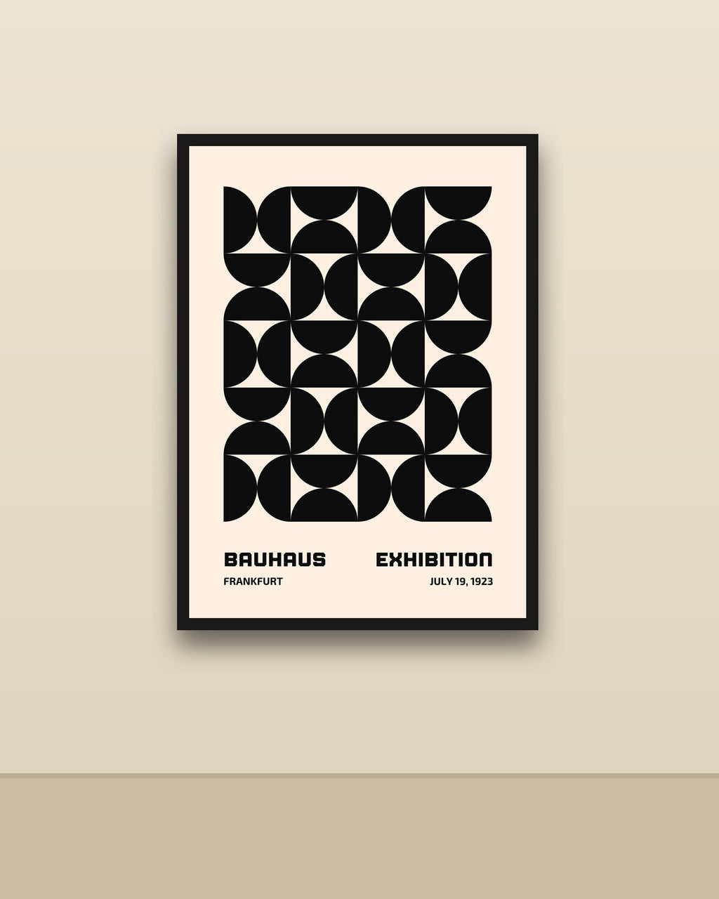 Bauhaus 10 en una pared clara con marco negro (imagen ilustrativa)