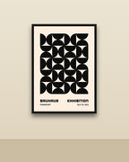 Bauhaus 10 en una pared clara con marco negro (imagen ilustrativa)