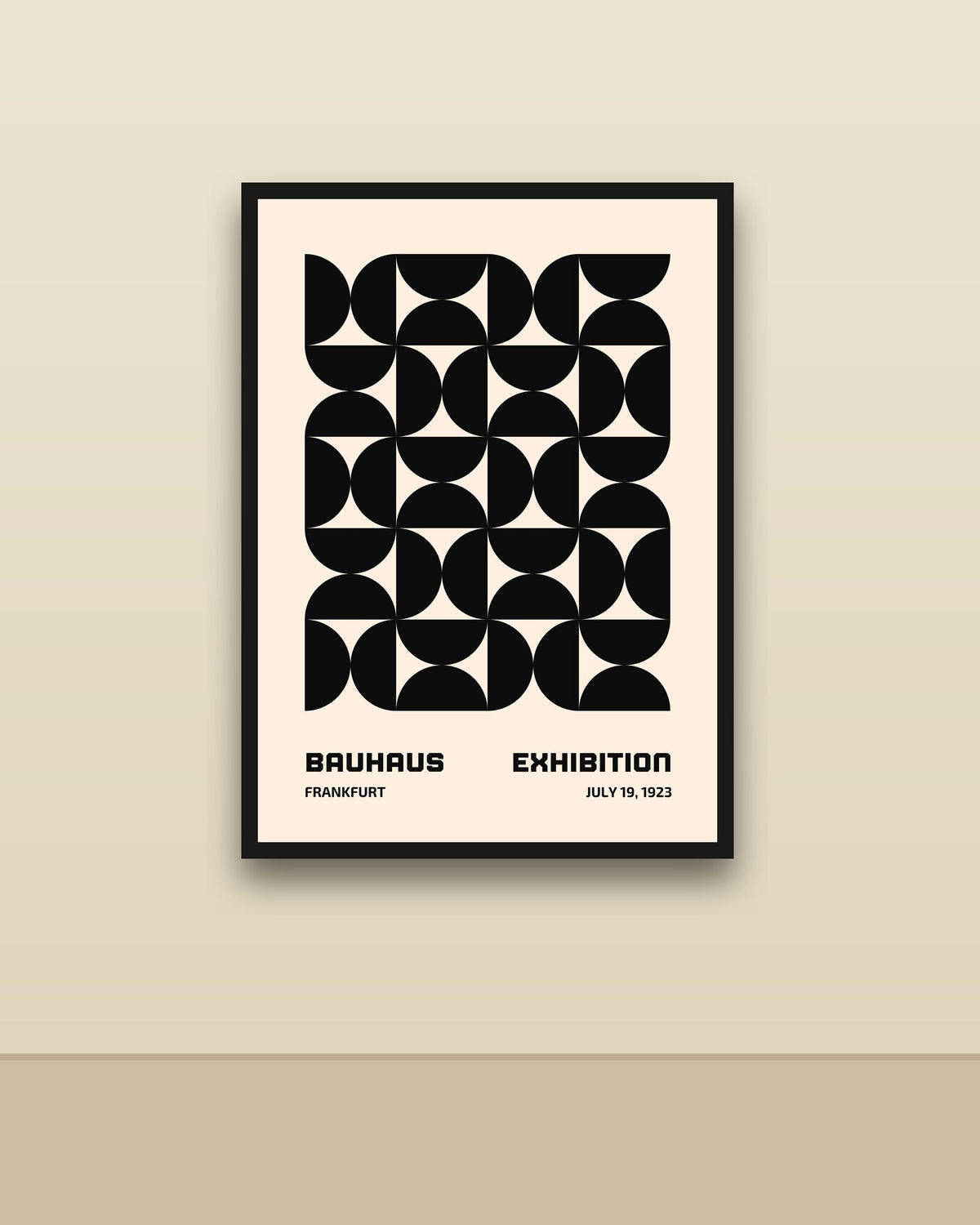 Bauhaus 10 en una pared clara con marco negro (imagen ilustrativa)
