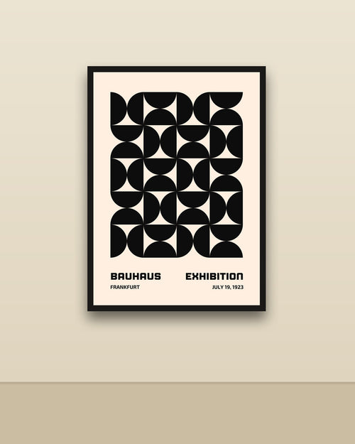 Bauhaus 10 en una pared clara con marco negro (imagen ilustrativa)