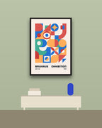 Bauhaus 11 en una pared verde con marco negro (imagen ilustrativa)