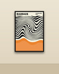 Bauhaus Ausstellung en una pared clara con marco negro (imagen ilustrativa)