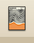 Bauhaus Ausstellung en una pared clara con marco negro (imagen ilustrativa)