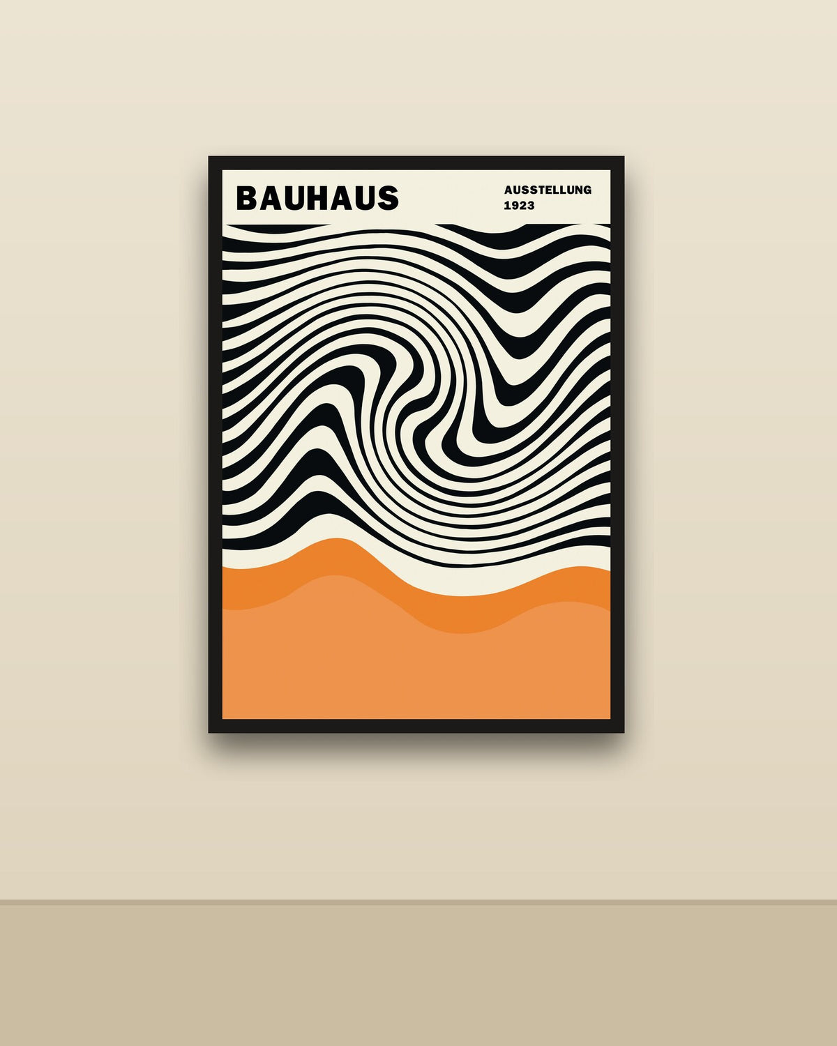Bauhaus Ausstellung en una pared clara con marco negro (imagen ilustrativa)