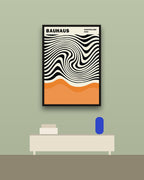 Bauhaus Ausstellung en una pared verde con marco negro (imagen ilustrativa)
