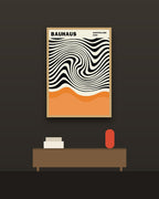 Bauhaus Ausstellung en una pared oscura con marco de kiri claro (imagen ilustrativa)