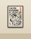 Kusama en una pared clara con marco negro (imagen ilustrativa)