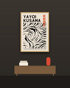 Kusama en una pared oscura con marco de kiri claro (imagen ilustrativa)