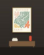 Matisse París en una pared oscura con marco de kiri claro (imagen ilustrativa)