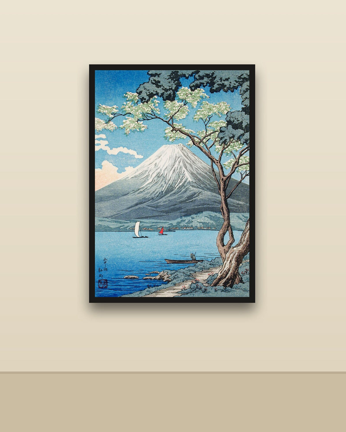 Fuji desde el lago en una pared clara con marco negro (imagen ilustrativa)