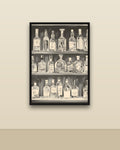 Estantería de botellas en una pared clara con marco negro (imagen ilustrativa)