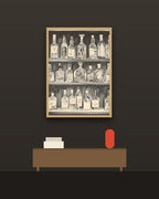 Estantería de botellas en una pared oscura con marco de kiri claro (imagen ilustrativa)