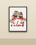 Wine o'clock en una pared clara con marco negro (imagen ilustrativa)