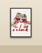 Wine o'clock en una pared clara con marco negro (imagen ilustrativa)