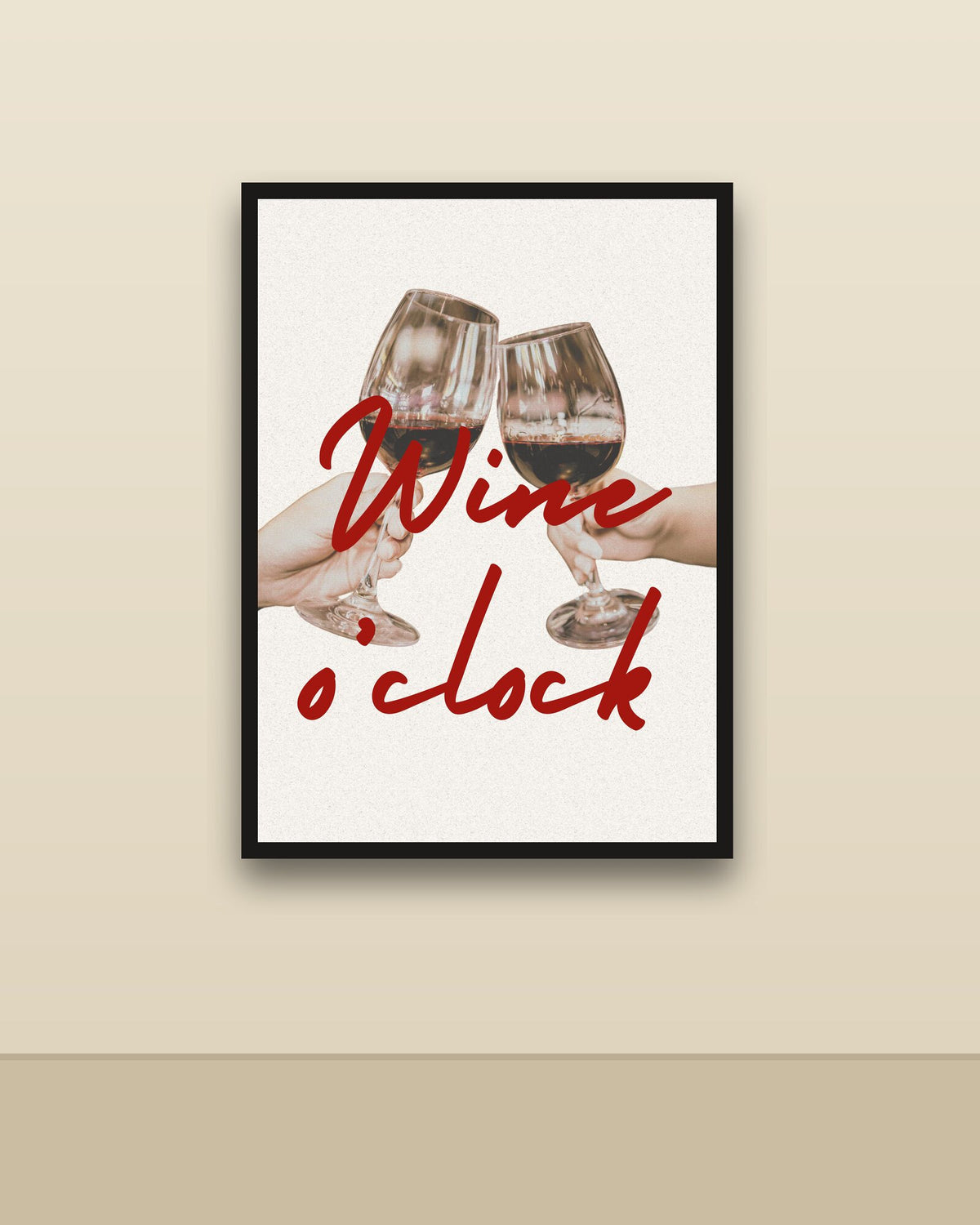 Wine o'clock en una pared clara con marco negro (imagen ilustrativa)