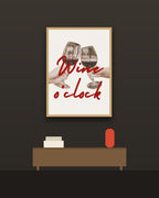 Wine o'clock en una pared oscura con marco de kiri claro (imagen ilustrativa)