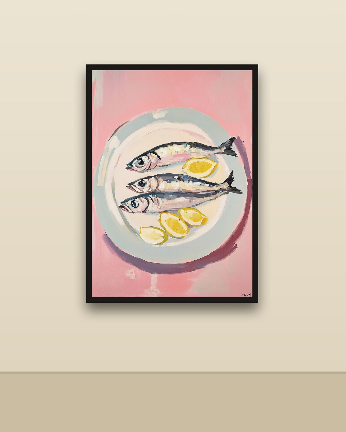 Sardinas con limón en una pared clara con marco negro (imagen ilustrativa)