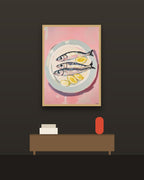 Sardinas con limón en una pared oscura con marco de kiri claro (imagen ilustrativa)