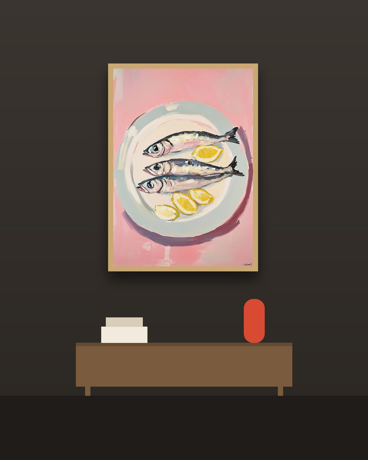 Sardinas con limón en una pared oscura con marco de kiri claro (imagen ilustrativa)