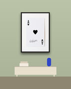 As de corazones en una pared verde con marco negro (imagen ilustrativa)
