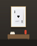 As de corazones en una pared oscura con marco de kiri claro (imagen ilustrativa)