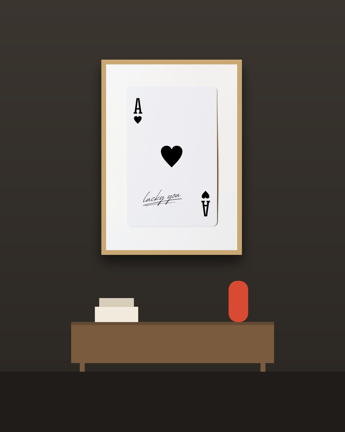 As de corazones en una pared oscura con marco de kiri claro (imagen ilustrativa)