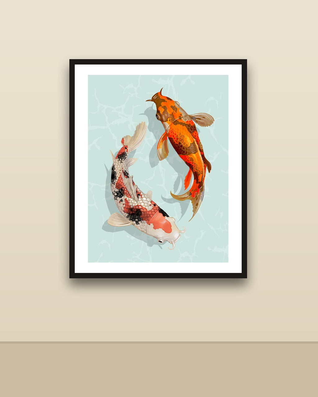 Koi en una pared clara con marco negro (imagen ilustrativa)