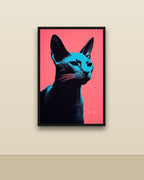 Gato azul en una pared clara con marco negro (imagen ilustrativa)