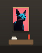 Gato azul en una pared oscura con marco de kiri claro (imagen ilustrativa)