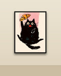 Gato con medialuna en una pared clara con marco negro (imagen ilustrativa)