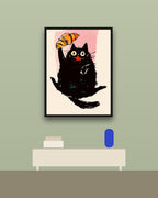 Gato con medialuna en una pared verde con marco negro (imagen ilustrativa)