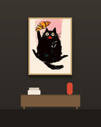 Gato con medialuna en una pared oscura con marco de kiri claro (imagen ilustrativa)