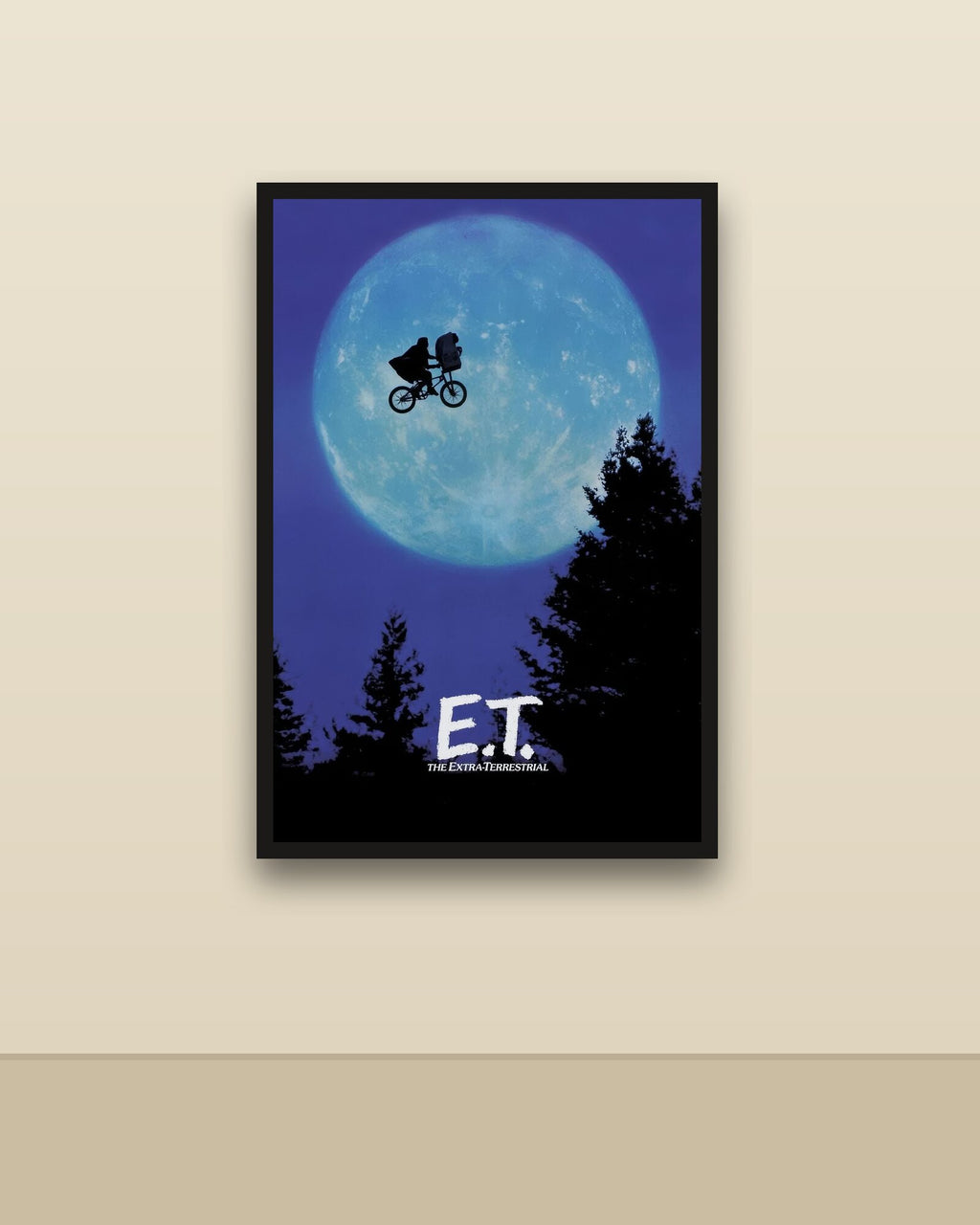E.T. the Extra-Terrestrial en una pared clara con marco negro (imagen ilustrativa)