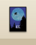 E.T. the Extra-Terrestrial en una pared clara con marco negro (imagen ilustrativa)