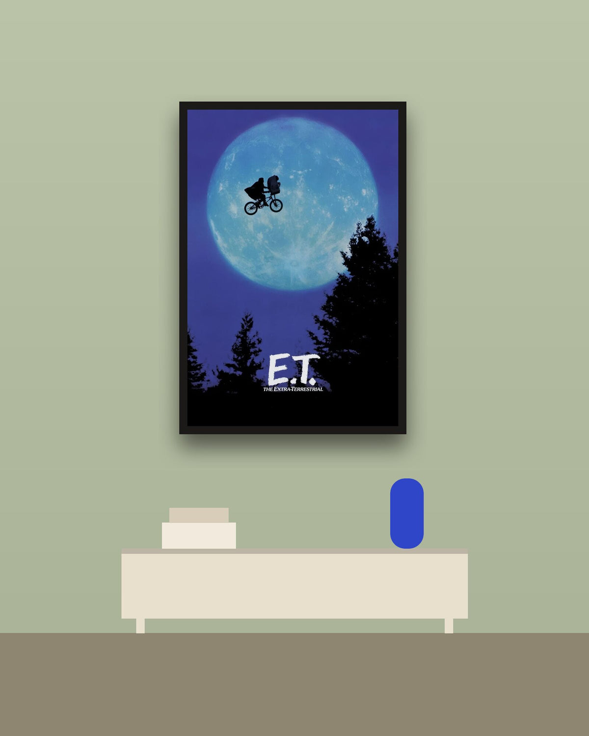 E.T. the Extra-Terrestrial en una pared verde con marco negro (imagen ilustrativa)